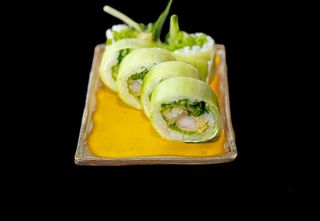 Tempura roll futomaki z krewetką w tempurze, zawinięte w ogórek 6szt