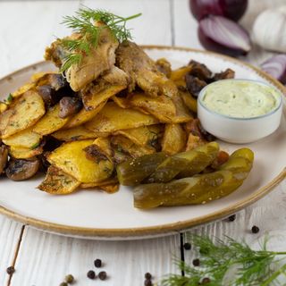 Пательня з печеною курочкою та грибами