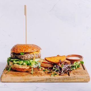 Beef-steak burger 250g + domaći krumpirići