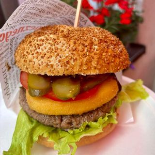 Burger "Seruś" w zestawie z Coca-Colą 0,33