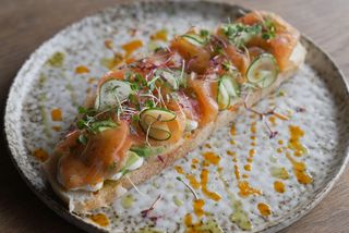 Брускета Лосось, крем-сир, Авокадо (250g)