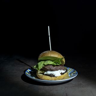 Hamburger 200 g, pomodoro, insalata, ketchup, maionese