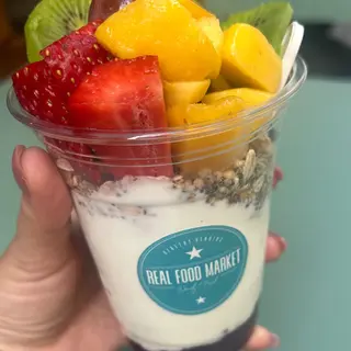 Kéfir con Fruta Fresca, Granola y Mermelada de Frambuesa