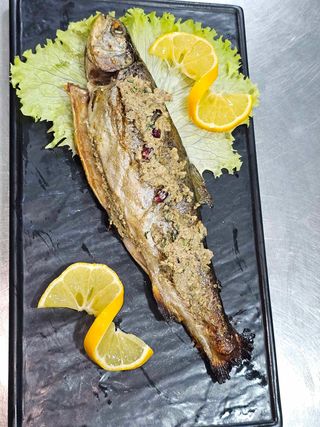 კალმახი ფარშირებული ნიგვზით