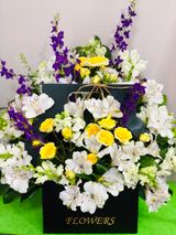 თაიგული კოლოფში ყვითელი ჯუჯა ვარდებით