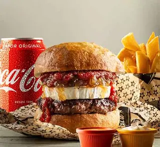 Hamburguesa Golosa Con Patatas Caseras Y Bebida