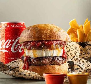 Hamburguesa Golosa Con Patatas Caseras Y Bebida