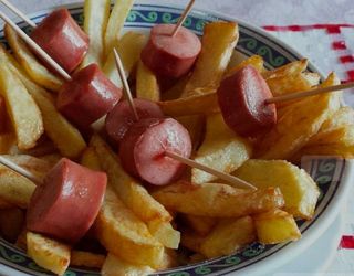 Porzione patate e wurstel