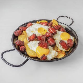 Huevos rotos con chistorra (rción.)