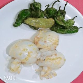 Sepia A La Plancha Con Pimiento De Padrón 