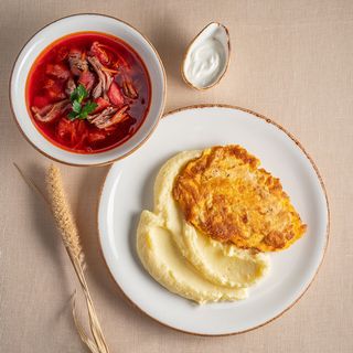 Комбо: пюрешка, відбивнушка та борщик