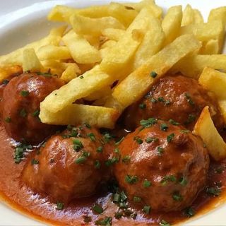 Plato De Albóndigas Caseras Con Tomate