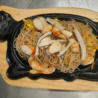 40A Spaghetti di riso con misto mare alla piastra