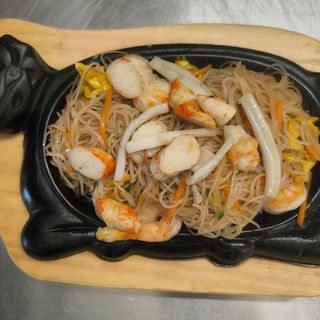 40A Spaghetti di riso con misto mare alla piastra