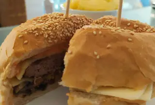 Hambúrguer de Queijo e Cogumelos