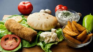 Karađorđeva pileća šnicla sa wedges krompirom mini obrok