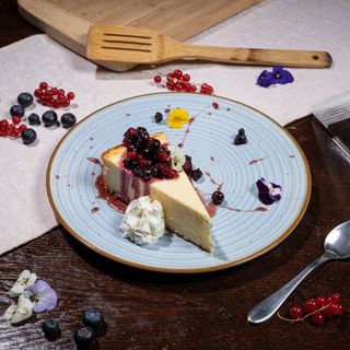 Tort de capsuni cu ciocolata si budinca 