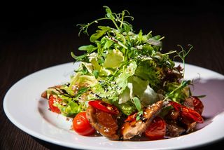 Салат з філе качки та помідорками чері (200г)