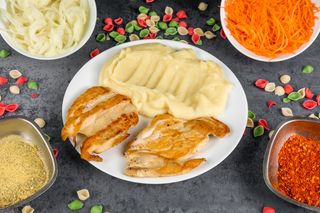 Pileći file sa prilogom