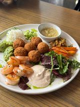 Боул з креветками та фалафелем