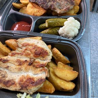 Piept pui la gratar cu cartofi prajiti și salata