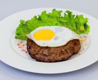 Бифштекс с яйцом