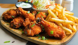 Aripioare panko picante cu cartofi pai și salată de varză - 500g