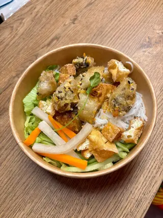 Spaghetti nem rán chay và đậu chiên - involtini vegani e tofu fritti