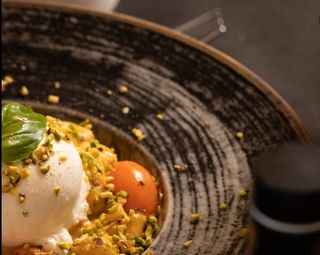 Orecchiette datterino giallo, stracciatella e pistacchio