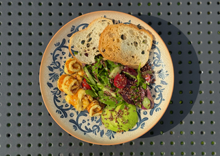 Салат з Халумі та авокадо, 260г