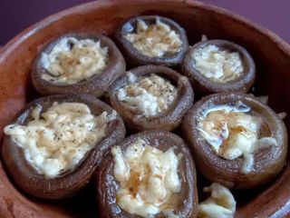 ქამა სოკო სულგუნით კეცზე