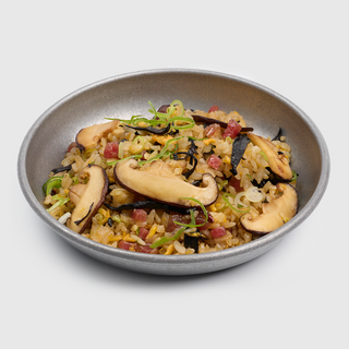 Arroz frito al wok con trompetas de la muerte