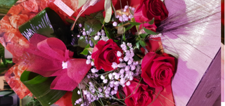 Tre rose rosse con mimosa