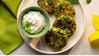 Спаначени кюфтенца с млечен сос (200г)