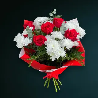 Buchet trandafiri rosii si crizanteme albe