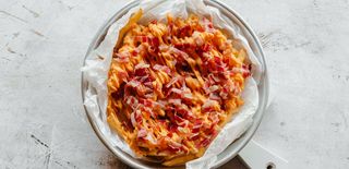 Pomfrit sa čedar sirom i slaninom