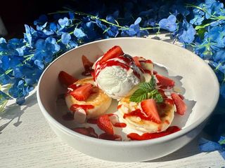 Сирники з морозивом та полунмчним кюлі