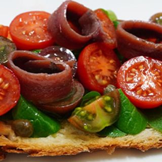 Tomatitos con anchoas y boquerones