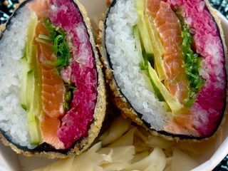 Duży burger sushi z Łososiem