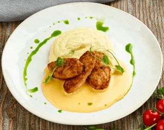 Курячі котлети з картопляним пюре і сирним соусом (280г)