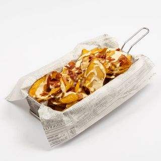 Patatine fresche con bacon e fonduta di formaggio (senza glutine)