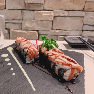 94. Hossomaki salmone scottato