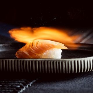 Nigiris Salmó flamejat