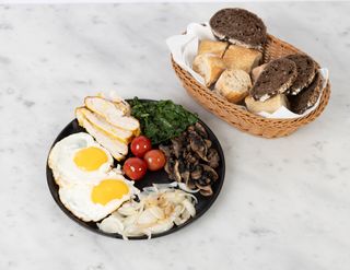 Assiette De 2 Œufs Au Plat Garnis De Légumes