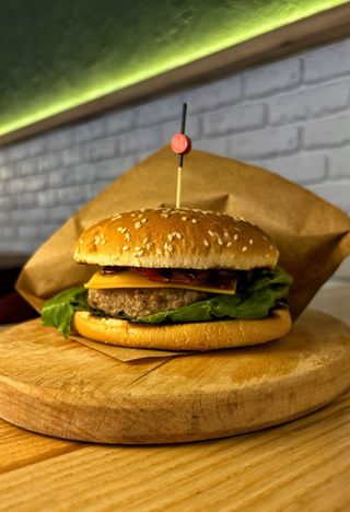 Бургер з куркою та сирним соусом, шт