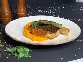 Losos steak file lososa, špargle, pire od šargarepe