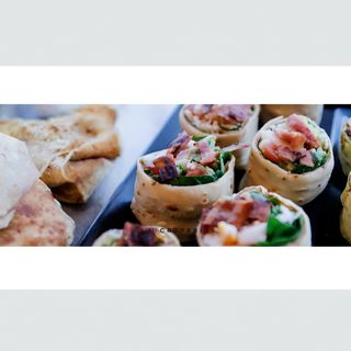 Clatita cu mix salata, avocado, pastrama