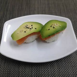 Nigiri de salmón y aguacate (2 pzas.)