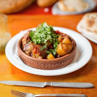 ოჯახური ღორის ხორცით