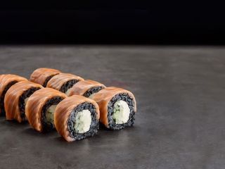 101. Uramaki black sake roll 8 pezzi